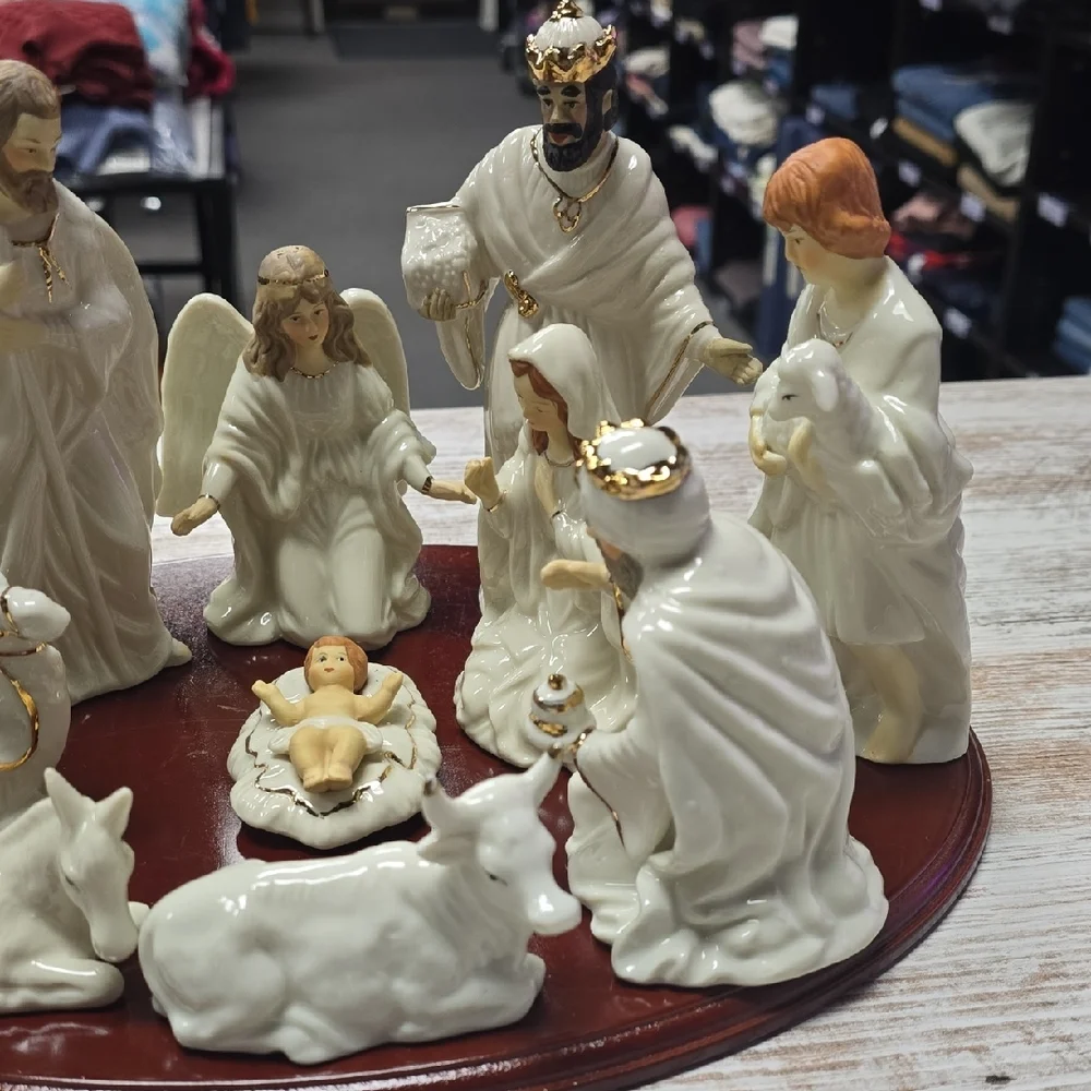 Elegant Nativity Scene Figurine Set - White and Gold